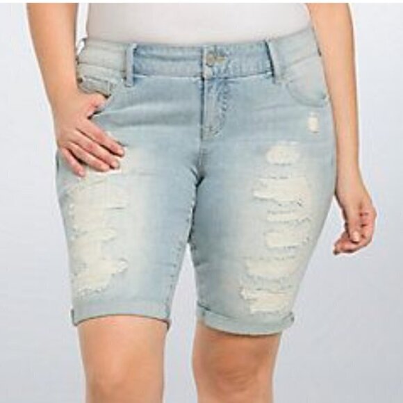 Torrid NWT Boyfriend Bermuda Denim Shorts Light Wash with Destruction Plus Sz 22 - Picture 1 of 16
